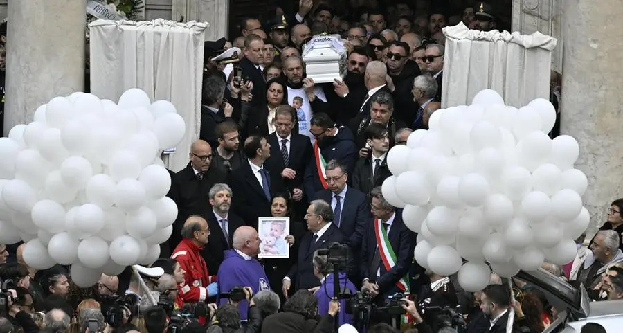 I funerali del piccolo Domenico, il vescovo: «Figlio di tutti noi. Ora sei nel cuore grande di Dio che non conosce interventi andati male e la morte»