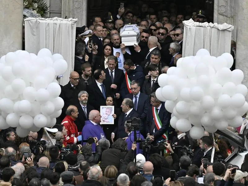 I funerali del piccolo Domenico, il vescovo: «Figlio di tutti noi. Ora sei nel cuore grande di Dio che non conosce interventi andati male e la morte»
