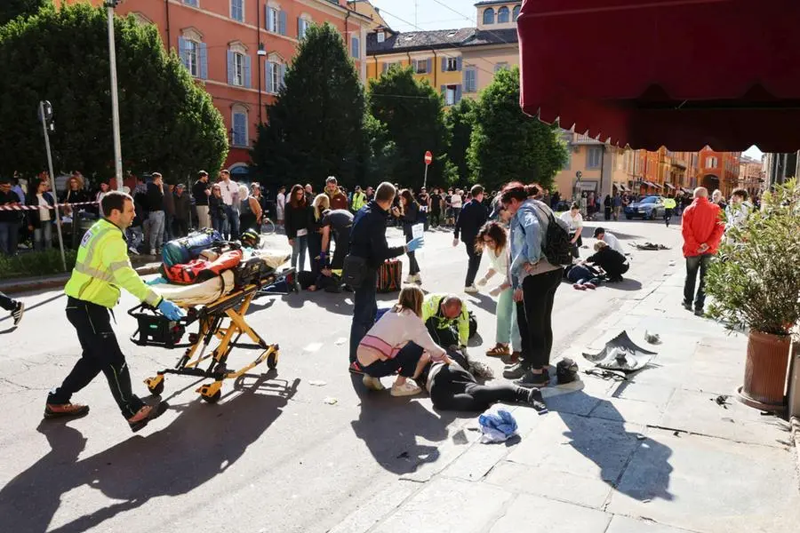 I soccorsi dopo che l'auto a velocità sostenuta e guidata da Salim El Koudri ha falciato una decina di persone a piedi, in centro a Modena