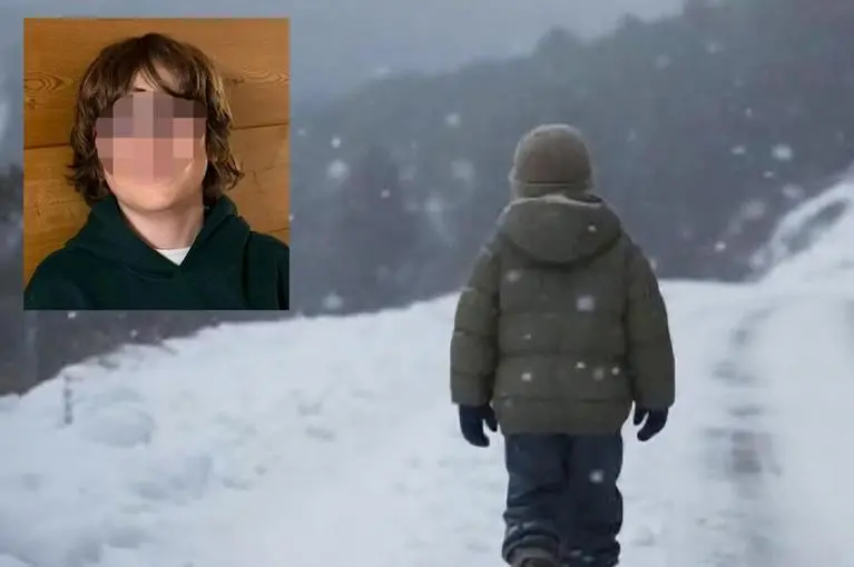 In alto a sinistra, Riccardo Zuccolotto, 11 anni, in una foto fornita dalla famiglia, e un bimbo che cammina nella neve