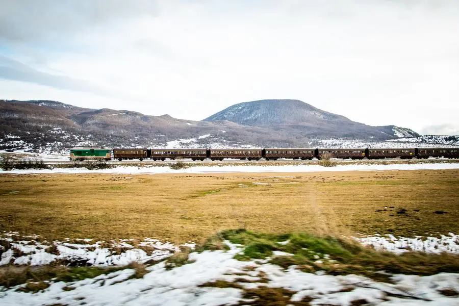 The vintage train crosses the majestic landscapes of the Greater Highlands of Abruzzo.
