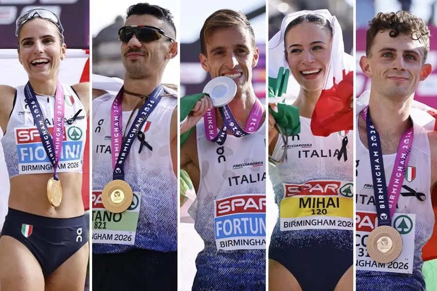 (S-D) Sofia Fiorini, oro nella maratona femminile di marcia, Massimo Stano, oro nella maratona maschile di marcia, Francesco Fortunato, argento nella mezza maratona maschile di marcia, Alexandrina Mihai, argento nella mezza maratona femminile di marcia, e Andrea Cosi, bronzo nella mezza maratona maschile di marcia, agli Europei di atletica a Birmingham, 15 agosto 2026. ANSA/EPA , ANSA