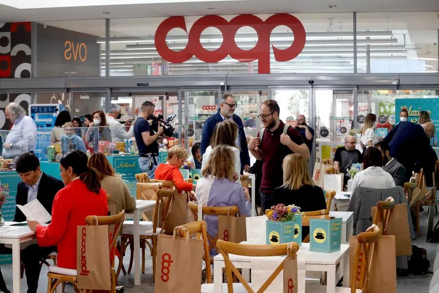 Colazione da Coop, racconti e assaggi dei nuovi prodotti a marchio all'ingresso del supermercato Coop di via Arona a Milano, 19 maggio 2022.ANSA/MOURAD BALTI TOUATI