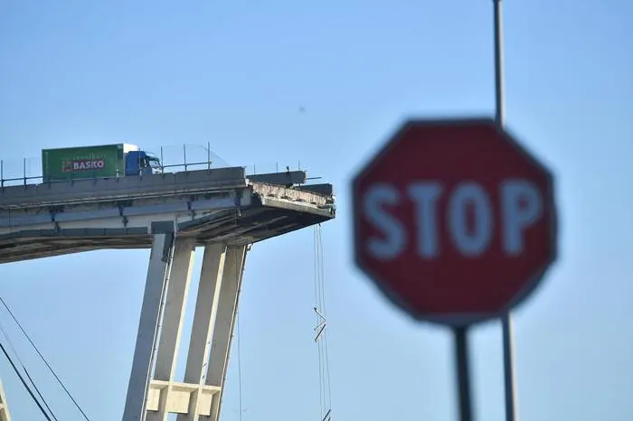 Una vista del ponte Morandi crollato il giorno dopo il disastro a Genova, Italia, 15 agosto 2018. Il bilancio delle vittime del crollo del ponte autostradale avvenuto marted\\u00EC a Genova \\u00E8 salito a 37, secondo le notizie del 15 agosto. ANSA/ LUCA ZENNARO , ANSA