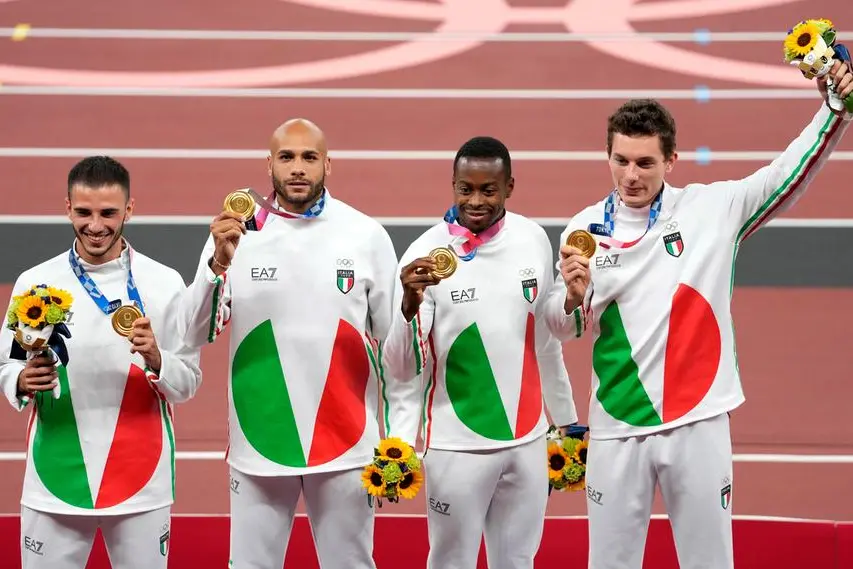 epa09403358 Gold medalists of Italy (LR) Lorenzo Patta, Lamont Marcell Jacobs, Eseosa Fostine Desalu and Filippo Tortu during the medal ceremony for the Men's 4x100m Relay during the Athletics events of the Tokyo 2020 Olympic Games at the Olympic Stadium in Tokyo, Japan, 07 August 2021. EPA/FRANCK ROBICHON