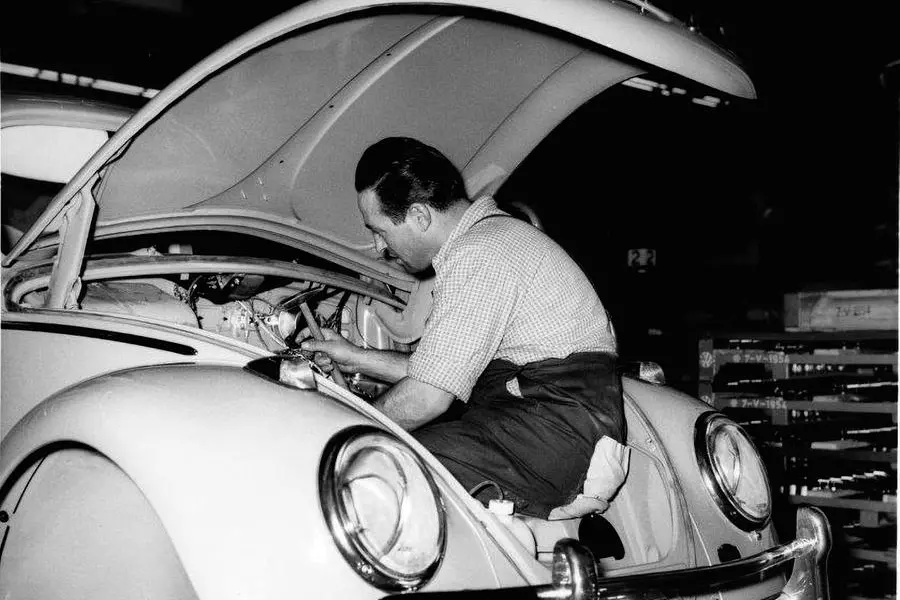 Un operaio italiano al lavoro per costruire un \"Maggiolino\" Wolkswagen , Archivio Wolkswagen