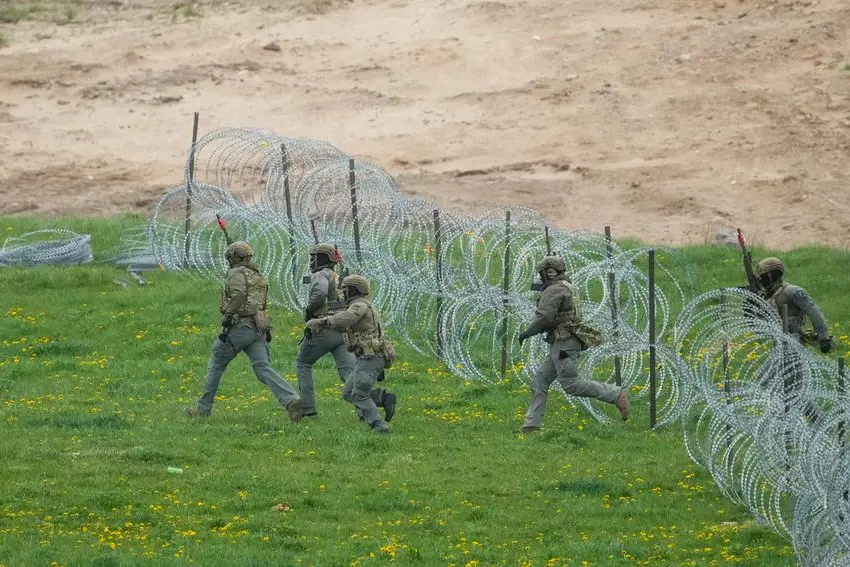 Un'esercitazione militare lungo il corridoio di Kuwalki.