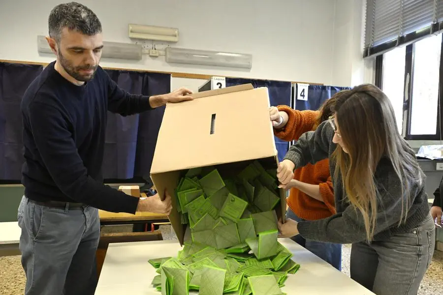 Lo scrutinio in corso per il referendum in un seggio di Milano , ANSA