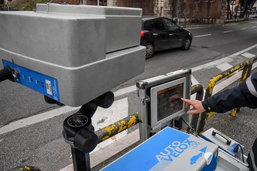 Un controllo della velocit\\u00E0 con un autovelox a Roma , ANSA
