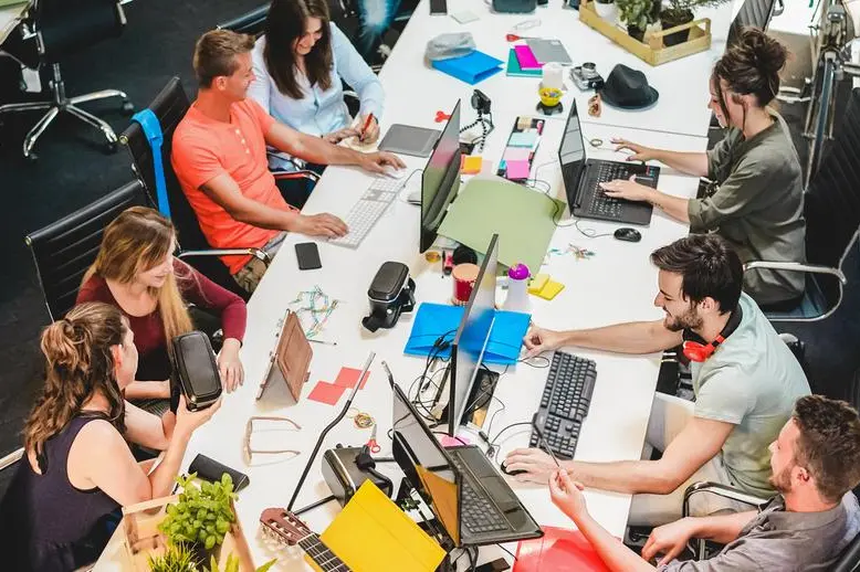 Giovani al lavoro in uno spazio di co-working , Getty Images