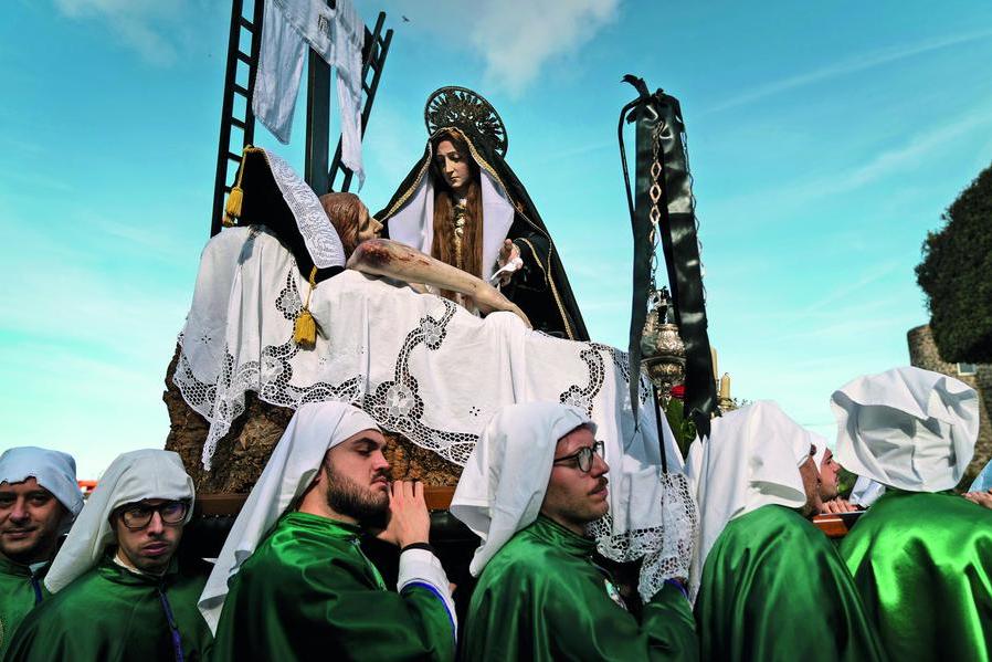 Good Friday in Sessa Aurunca: the procession of the Mysteries and the brotherhoods Good Friday in Sessa Aurunca: the procession of the Mysteries and the brotherhoods