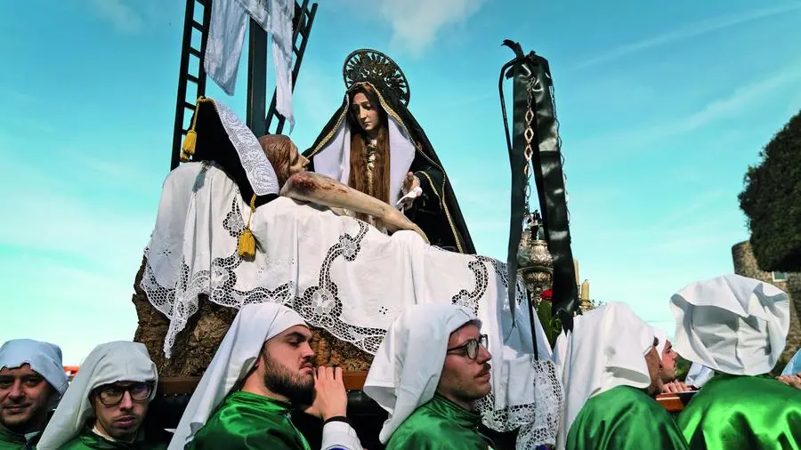 Venerdì Santo a Sessa Aurunca: la processione dei Misteri e le confraternite