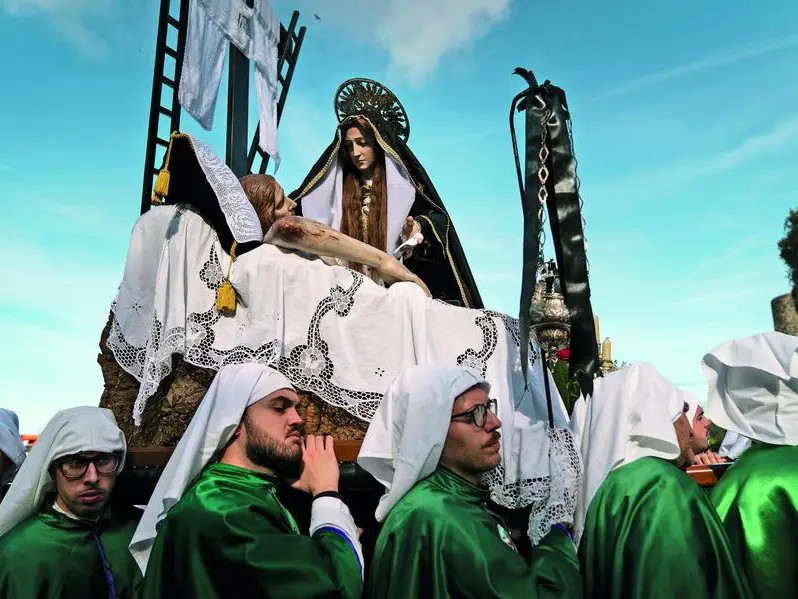 Venerdì Santo a Sessa Aurunca: la processione dei Misteri e le confraternite