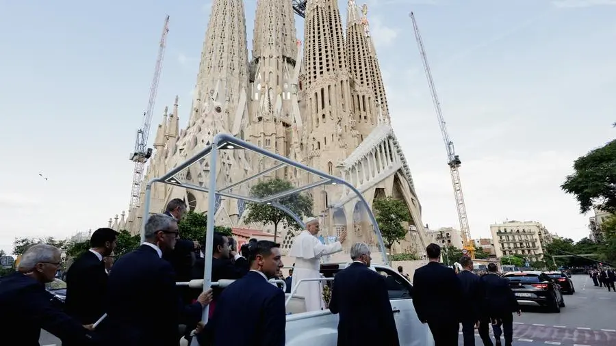 Papa Leone alla Sagrada Familía: «Non si può credere in Gesù e fare la guerra»