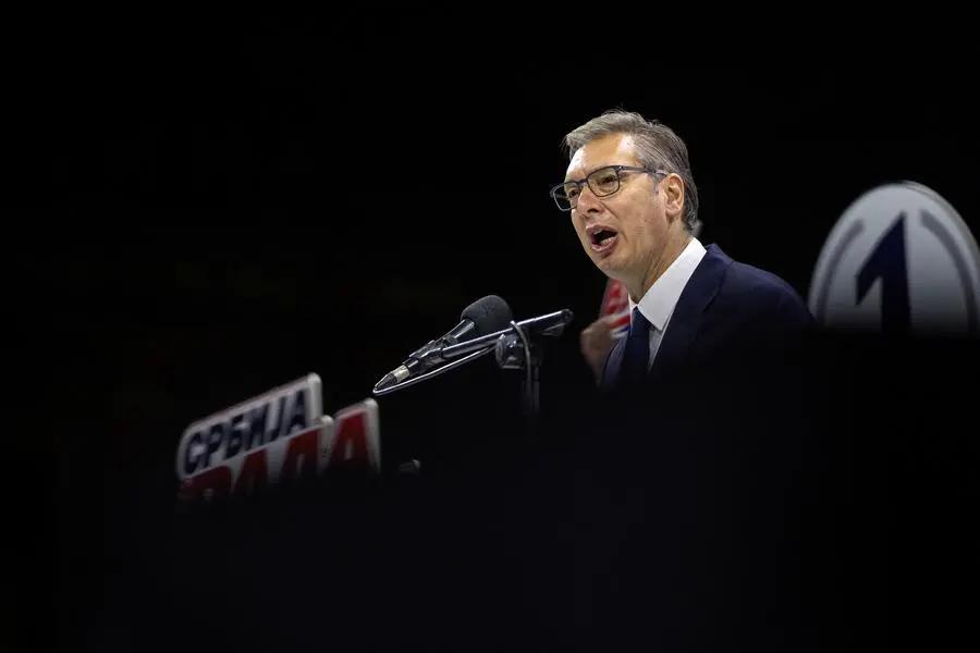 L'ex presidente Aleksandar Vučić, candidato alla guida del Partito progressista serbo, durante un comizio elettorale a Novi Sad.