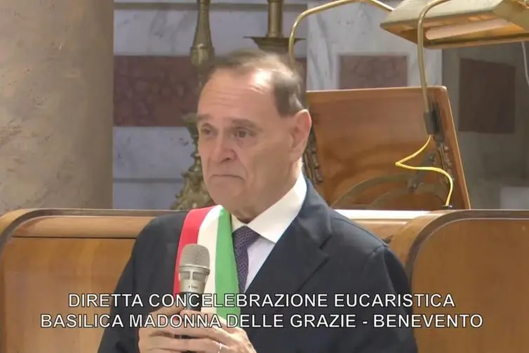 Il sindaco di Benevento, Clemente Mastella, nella Basilica della Madonna delle Grazie di Benevento il 2 luglio scorso quando ha annunciato di essere ammalato , ANSA