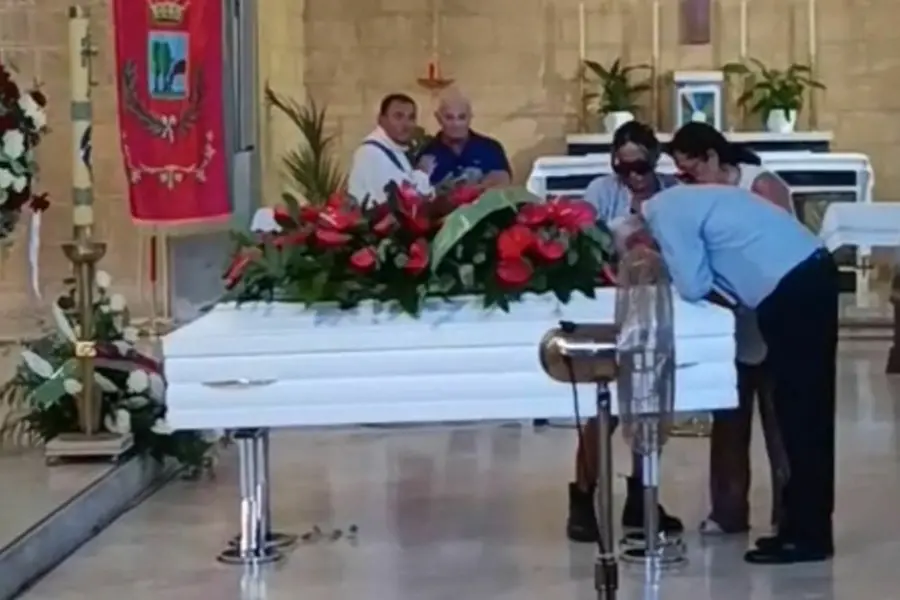 Il padre di Lorena Isceri, Franco, sul feretro della figlia nella chiesa di Maria Regina a Squinzano (Lecce) dove si sono svolti i funerali