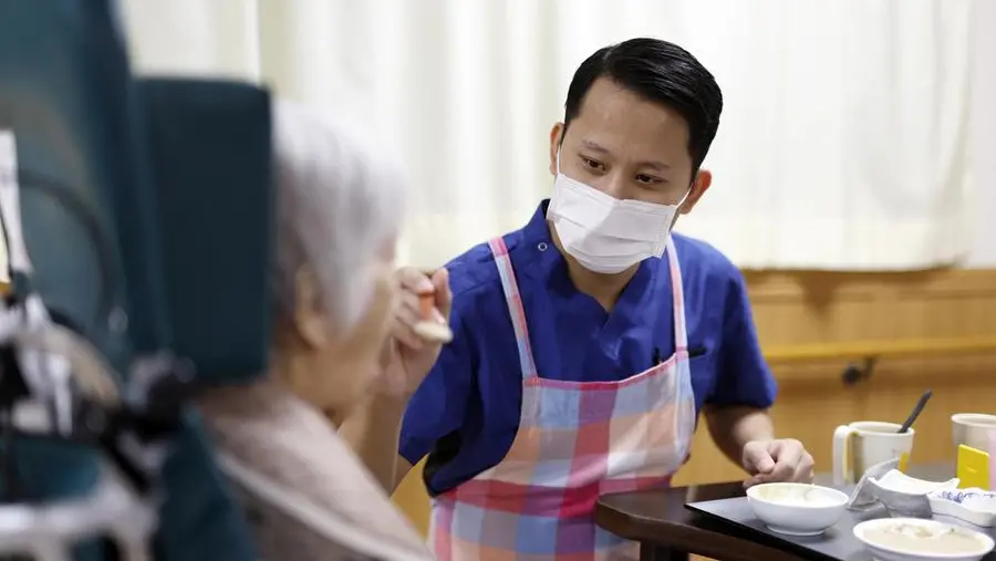 Caregiver in Italia: 8 milioni di persone assistono familiari, quasi 1 su 3 senza supporto