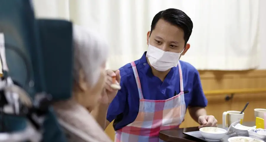 Caregiver in Italia: 8 milioni di persone assistono familiari, quasi 1 su 3 senza supporto