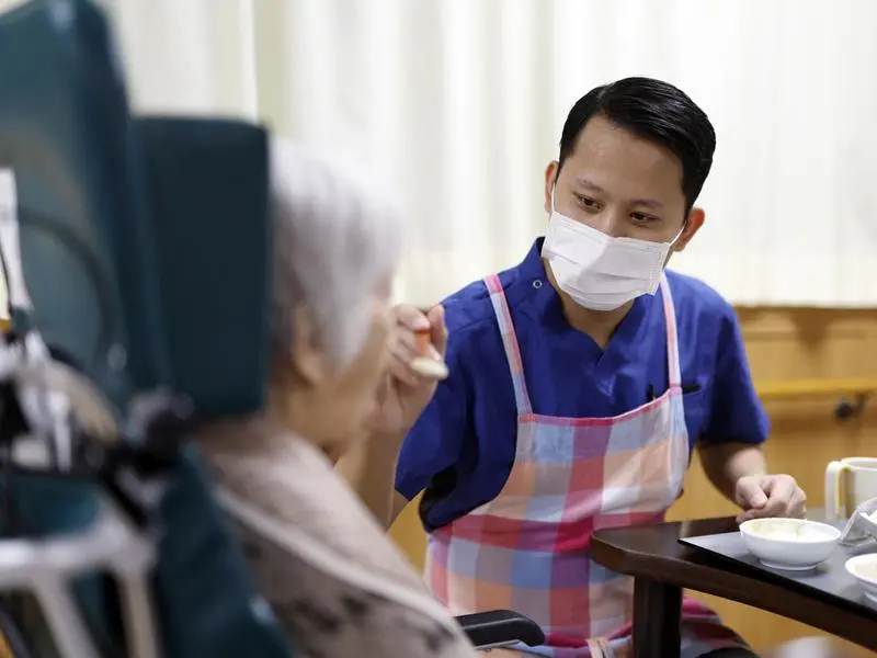 Caregiver in Italia: 8 milioni di persone assistono familiari, quasi 1 su 3 senza supporto