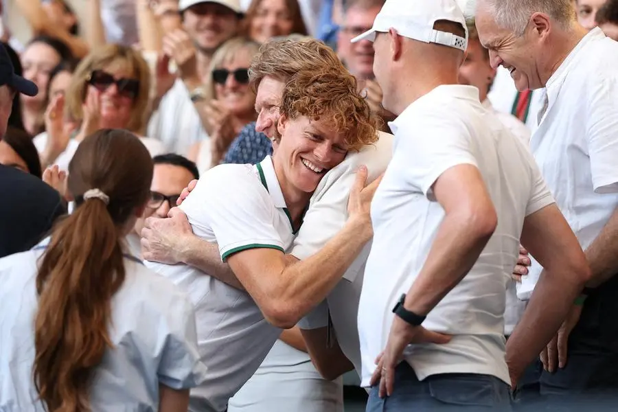 Tennis - Wimbledon - All England Lawn Tennis and Croquet Club, London, Britain - July 12, 2026 Italy's Jannik Sinner embraces his father Hanspeter Sinner as he celebrates after winning his final match against Germany's Alexander Zverev REUTERS/Toby Melville TPX IMAGES OF THE DAY