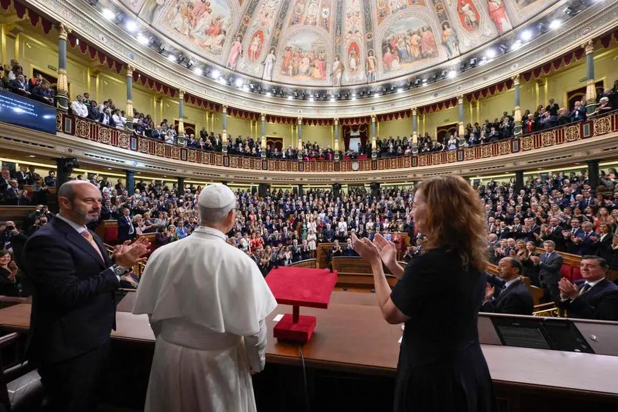 Papa Leone riceve l\\u2019applauso dei parlamentari al termine del suo discorso alla sessione congiunta delle Cortes Generales, al Congresso dei Deputati di Madrid, durante la visita ufficiale in Spagna. Madrid, 8 giugno 2026. , ANSA