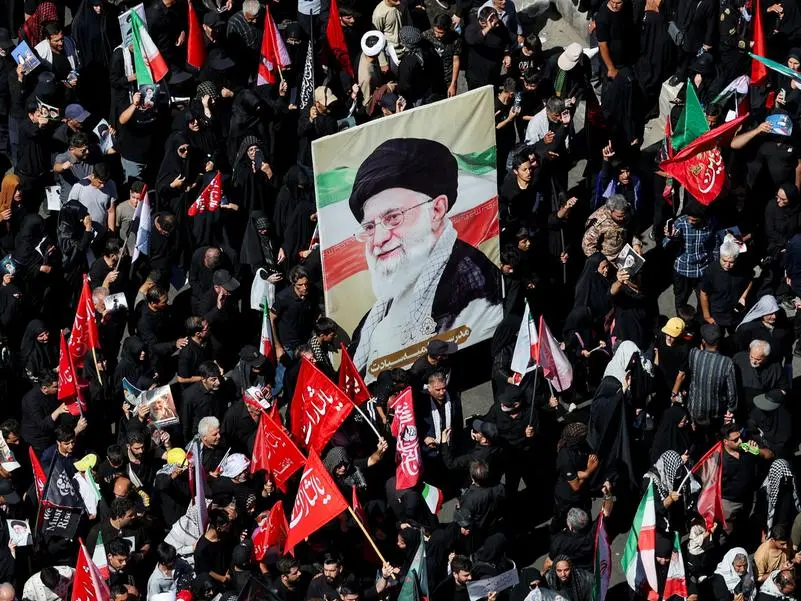 Medio Oriente di nuovo in fiamme: tornano i raid incrociati Usa-Iran. Fermo il traffico nello Stretto di Hormuz