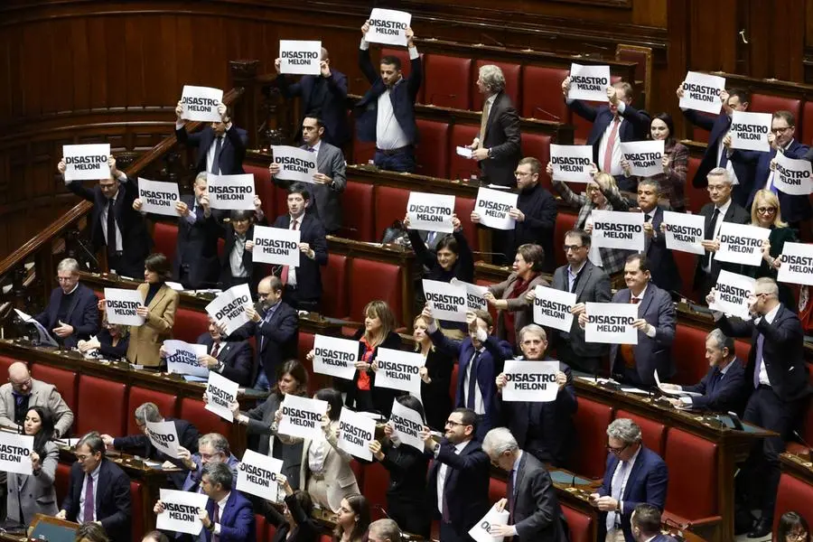I deputati del Partito Democratico mostrano dei cartelli di protesta ‘’Disastro Meloni’’ durante il voto finale sulla Legge di Bilancio 2026 alla Camera dei Deputati il 30 dicembre scorso