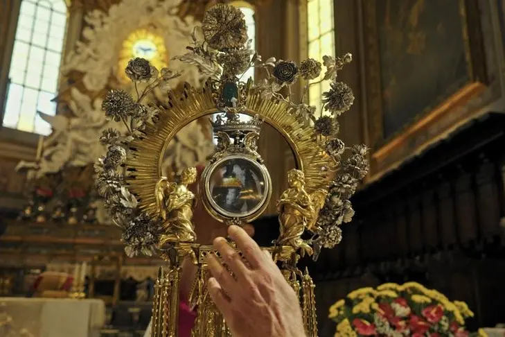 Un\\'immagine del documentario con l\\'ampolla che custodisce il sangue di San Gennaro
