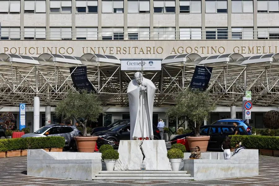 L’ingresso del Policlinico Gemelli di Roma, dove papa Leone XIV sarà sottoposto a un intervento chirurgico nei prossimi giorni e resterà ricoverato per una settimana