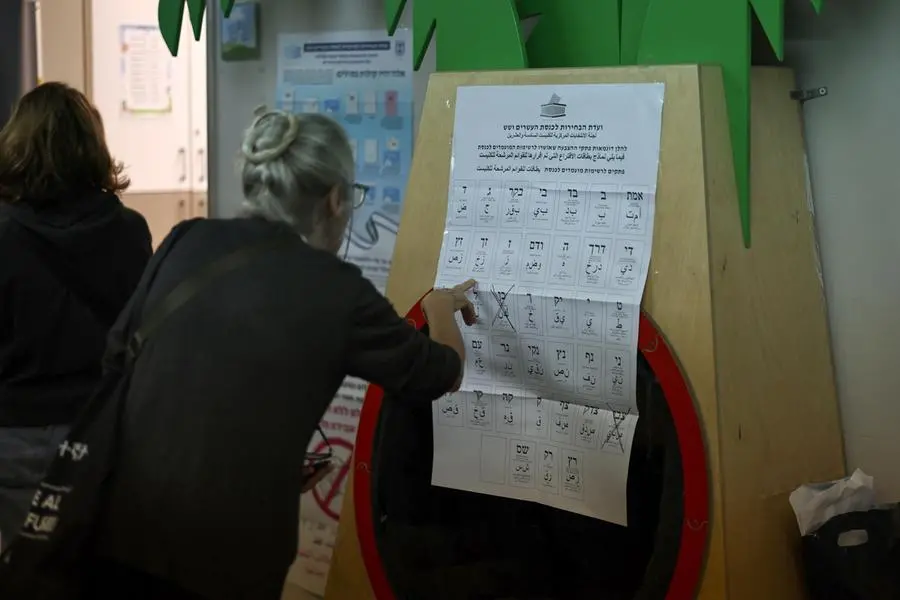 Elettori israeliani in fila a Ra’anana, vicino a Tel Aviv, in attesa di votare alle elezioni parlamentari per la 26ª Knesset. È il primo appuntamento elettorale nazionale in Israele dopo l’attacco di Hamas del 7 ottobre 2023