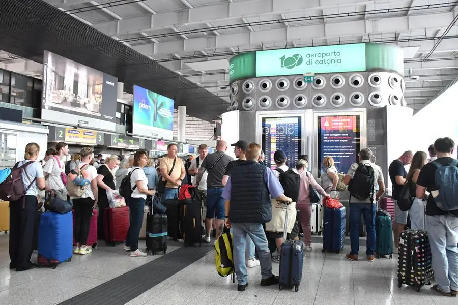 Passeggeri in attesa all'aeroporto di Catania a causa della sospensione dei voli per l'attività in corso sull'Etna e l'emissione di cenere lavica dal cratere Nord-Est del vulcano Etna , 26 settembre 2026. L'eurzione ha prodotto anche una nube eruttiva alta 4 chilometri. ANSA/ORIETTA SCARDINO