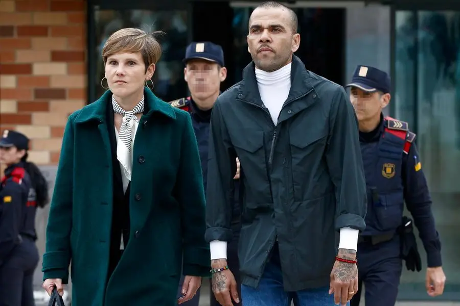 Dani Alves e il suo avvocato Ines Guardiola. EPA/Quique Garcia , EPA