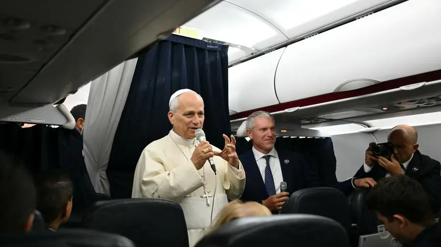 Il Papa in aereo: «L’estrema destra non ha niente a che fare con il cristianesimo. Umanità in pericolo per l’Intelligenza artificiale? Al momento dormo tranquillo»
