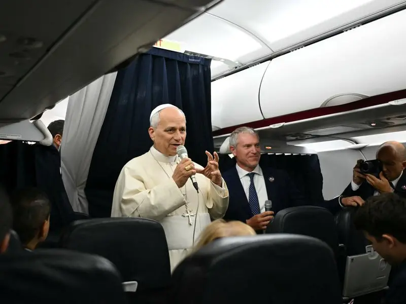 Il Papa in aereo: «L’estrema destra non ha niente a che fare con il cristianesimo. Umanità in pericolo per l’Intelligenza artificiale? Al momento dormo tranquillo»