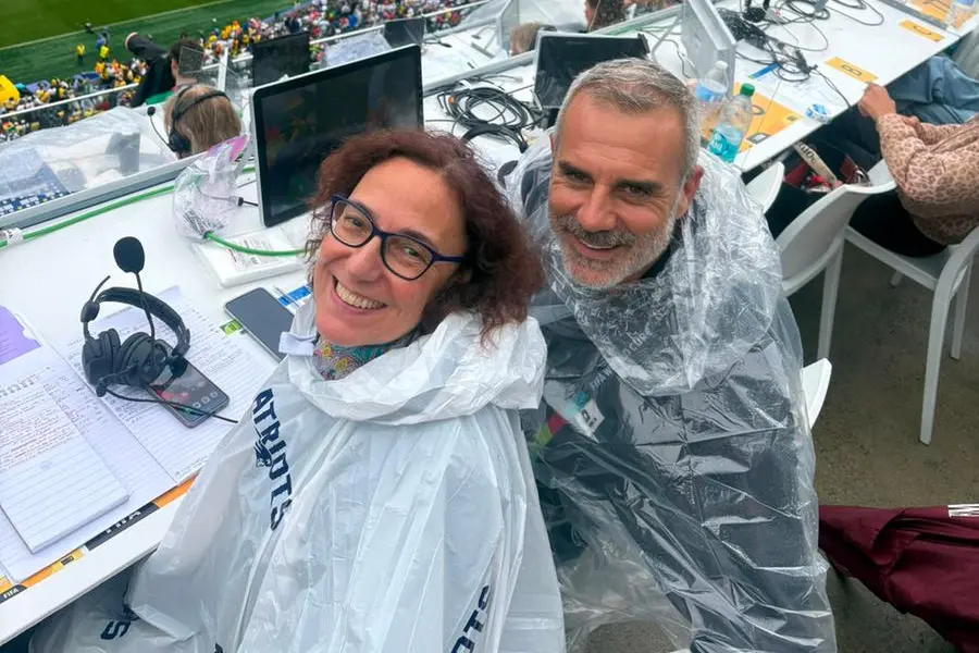 Tiziana Alla, 61 anni, prima donna a condurre una telecronaca Rai ai Mondiali di calcio, qui con l\\'ex portiere Stefano Sorrentino.
