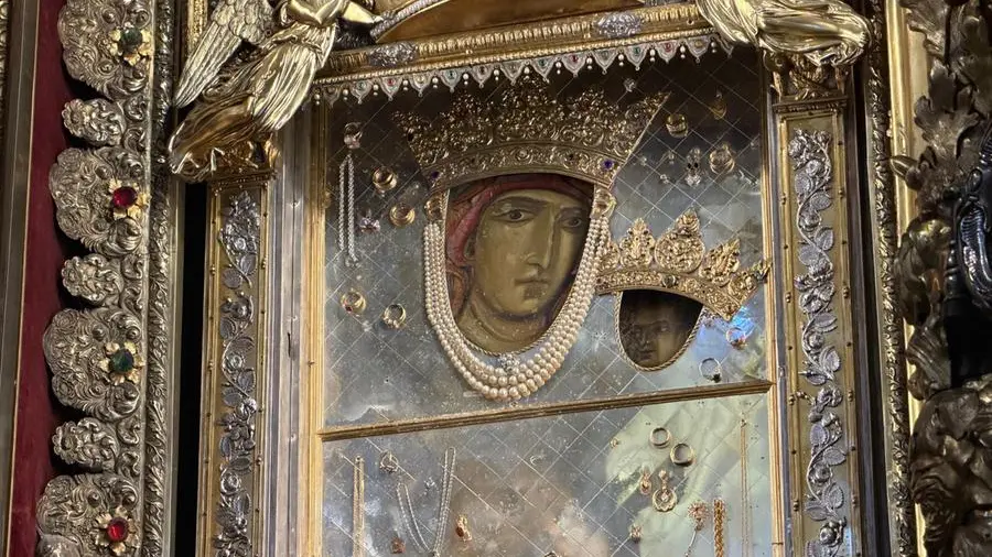 Il furto alla Madonna di San Luca, Bologna sotto shock. Il cardinale Zuppi: «Ripariamo il volto offeso di Maria»