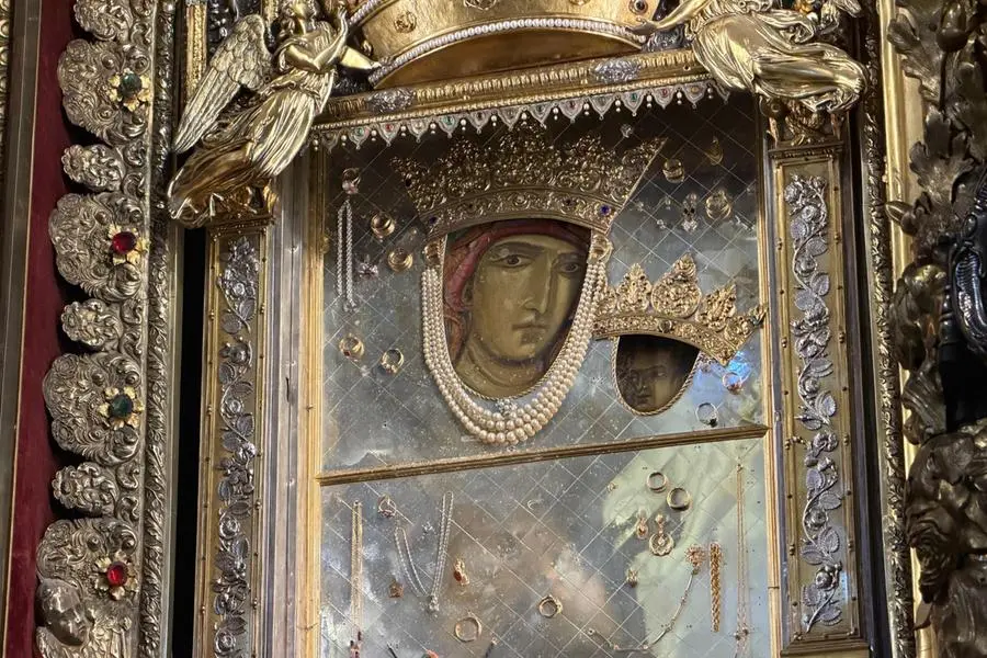 L\\'icona della Madonna nella basilica di San Luca a Bologna dove nella notte tra marted\\u00EC e mercoled\\u00EC \\u00E8 stata forzata la chiusura e infranto il vetro protettivo, allo scopo di sottrarre alcuni preziosi dalla lastra argentata che lascia scoperti i volti della Madonna e del Bambino Ges\\u00F9 , ANSA
