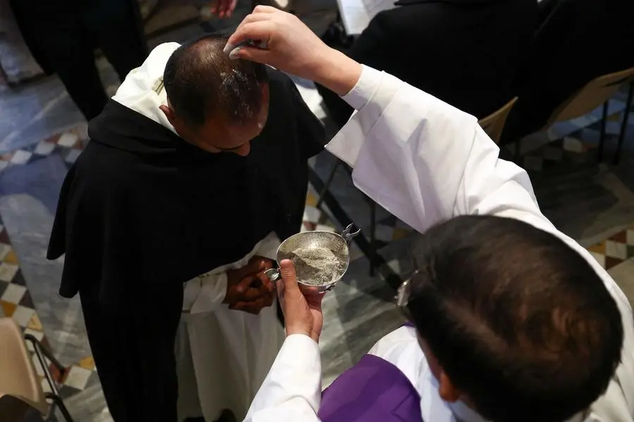 L\\'imposizione delle Ceneri durante la celebrazione nella Basilica di Santa Sabina a Roma , REUTERS