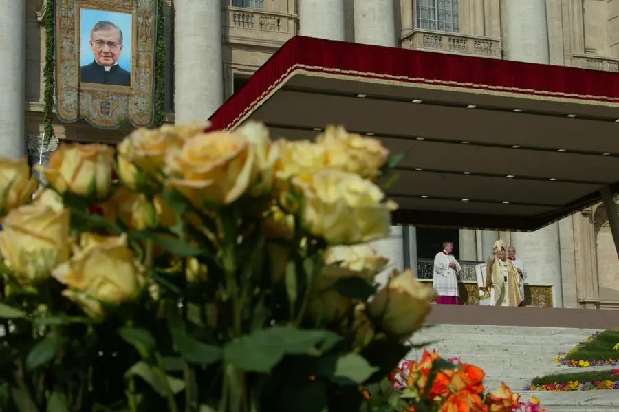 La canonizzazione di San Josemaria Escriva de Balaguer presieduta da San Giovanni Paolo II nel 2002 in piazza San Pietro , REUTERS