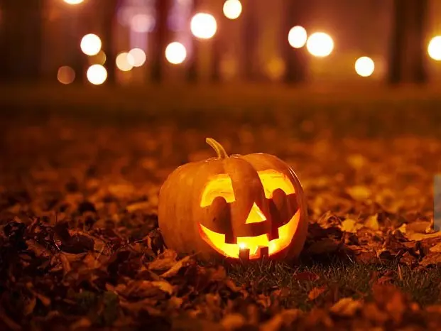 Halloween, festa innocente o pericolosa? Le origini, il rischio satanismo e i consigli per i genitori