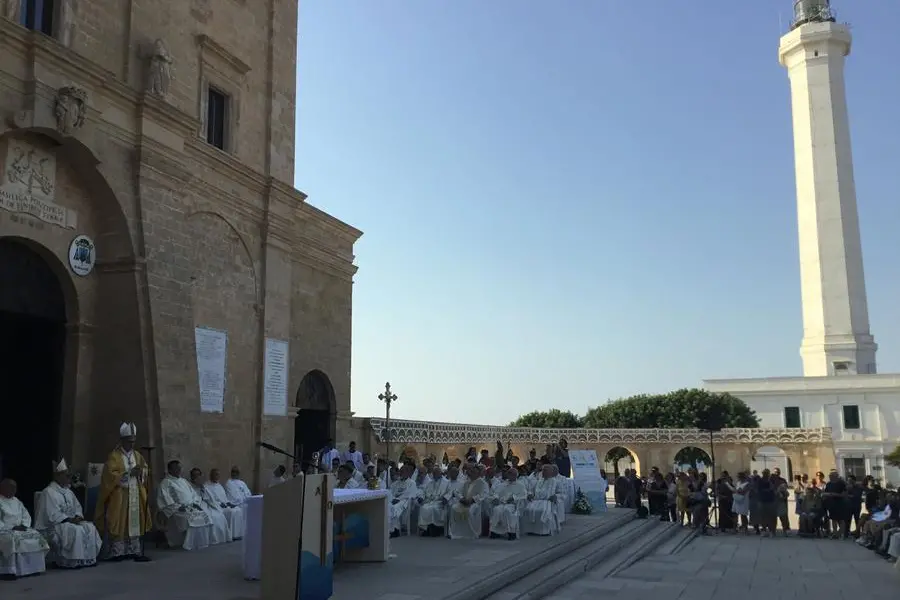Un momento della celebrazione sul piazzale del Santuario di Santa Maria di Leuca