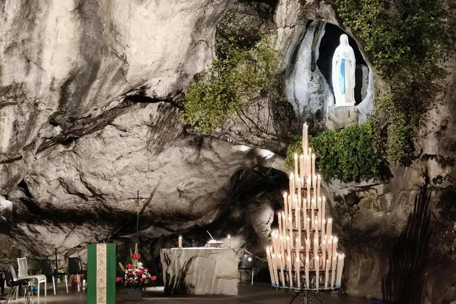 Alla Grotta delle Apparizioni di Lourdes arrivano ogni anno circa 3 milioni di pellegrini da tutto il mondo. I più numerosi gli italiani e i francesi