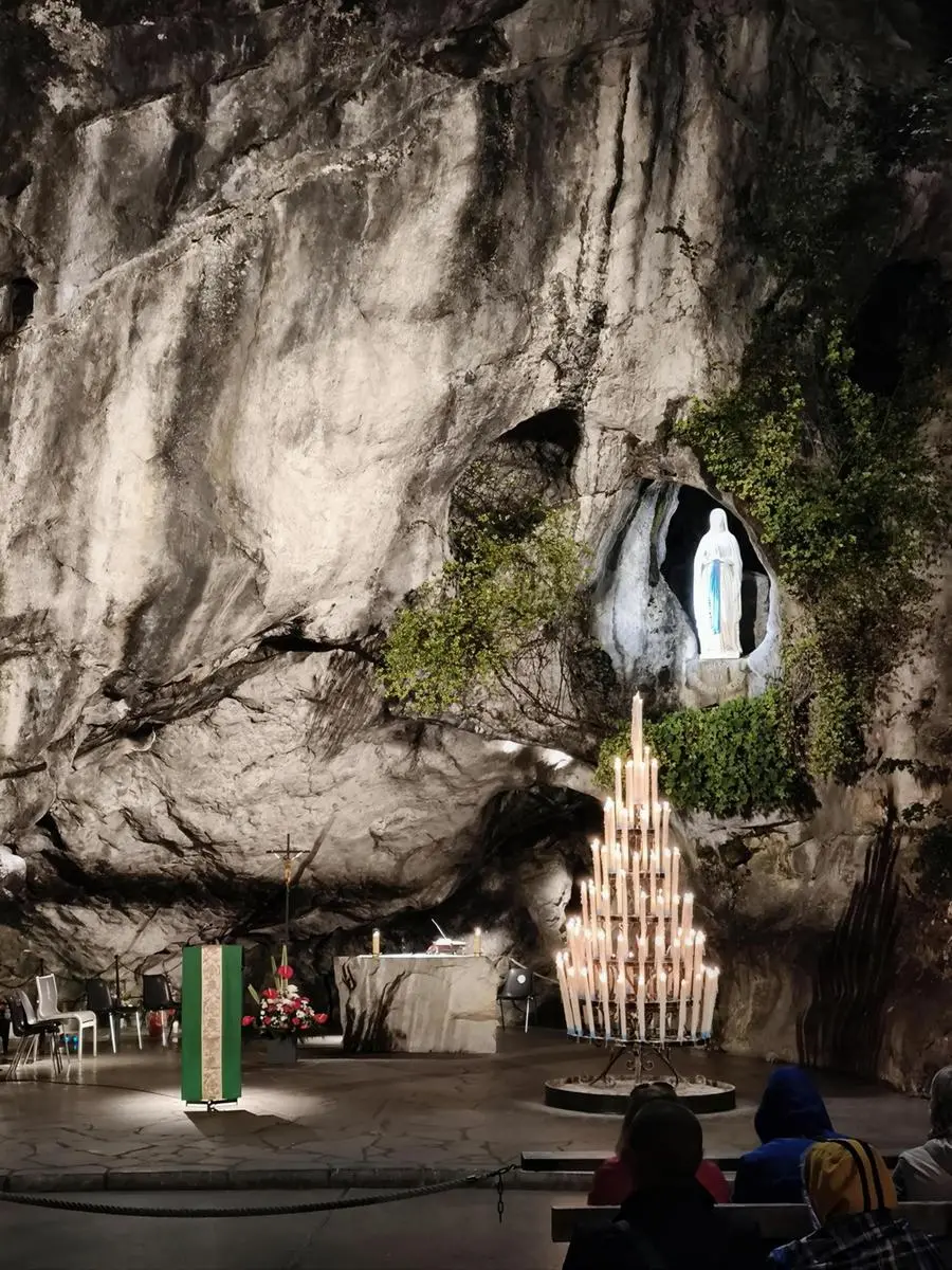 Alla Grotta delle Apparizioni di Lourdes arrivano ogni anno circa 3 milioni di pellegrini da tutto il mondo. I più numerosi gli italiani e i francesi
