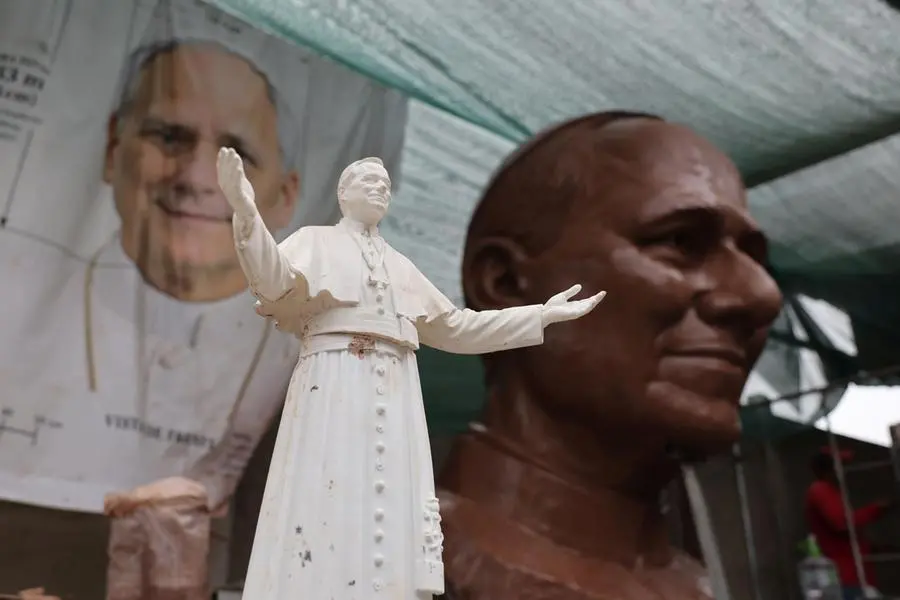 Operai al lavoro sulla statua di Papa Leone XIV a Lima, in Perù. La scultura, che raffigura il Pontefice con le braccia aperte, sarà collocata in un parco pubblico affacciato sul mare a Callao