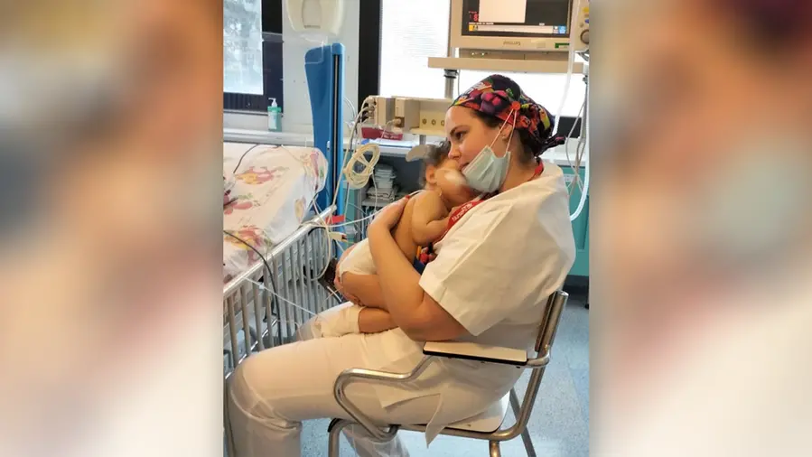 Nell’abbraccio di Carlotta il cuore vero del lavoro di cura