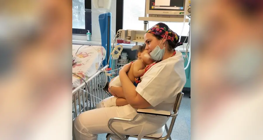 Nell’abbraccio di Carlotta il cuore vero del lavoro di cura