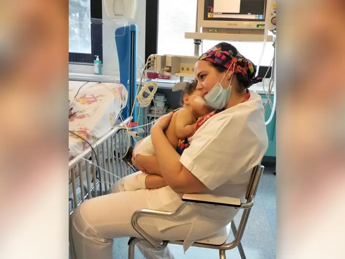 Nell’abbraccio di Carlotta il cuore vero del lavoro di cura