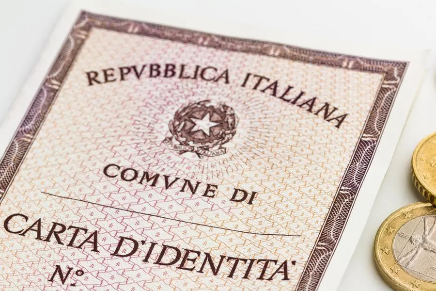 In vista della deadline europea del 3 agosto 2026, un decreto legge ha prorogato la data della sostituzione della carta di identità cartace al 31 gennaio 2027.