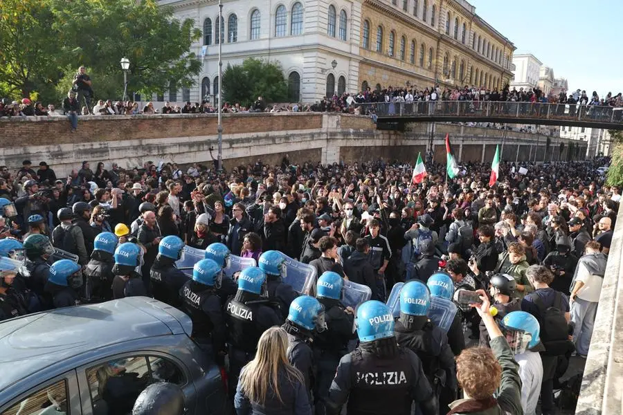 I manifestanti del Movimento 17 provano a passare il blocco della Polizia in Via degli Annibaldi. Roma, 24 ottobre 2026. , ANSA